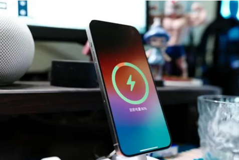 灌阳苹果15换屏服务分享用什么充电器给iPhone15充电更好 